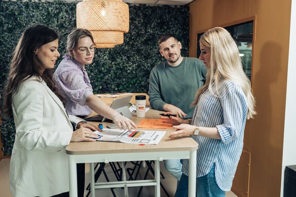 foto van medewerkers van communicatie