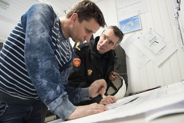 Brandweer overlegt met ondernemer