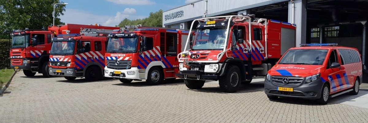 Verschillende brandweervoertuigen opgesteld voor de brandweerpost