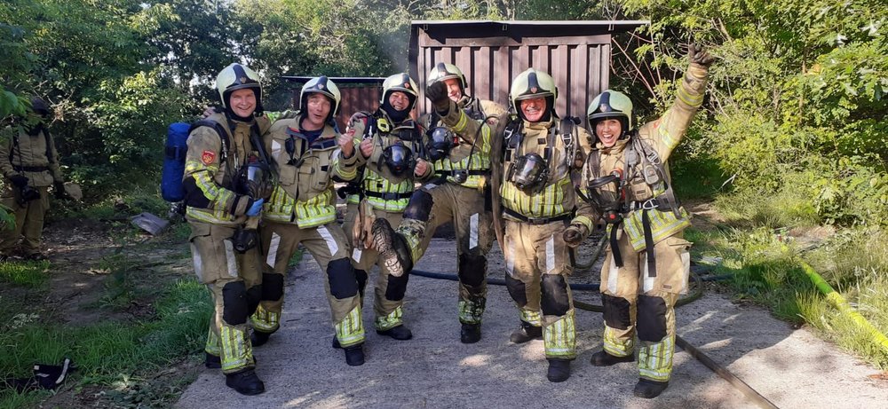 Meerdere blije brandweermensen